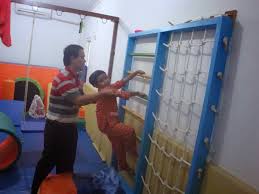 Dalam keluarga, rumah sakit, rumah sakit khusus, rumah sakit jiwa, klinik tumbuh tembang, klinik neurologi, klinik pelayanan lansia, pusat. Okupasi Terapi Hompimpa Center
