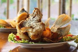 1/2 kilogram udang tambak atau udang galah kondisi fresh. Ikan Gurame Terbang Goreng Fried Flying Gourami Fish Served With Herbs And Sambal Recepty