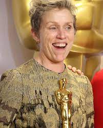 Frances louise mcdormand was born on june 23, 1957, in gibson city, illinois. Muzhchina Ukral Oskar Frensis Makdormand I Zastrimil Krazhu V Fejsbuk Buro