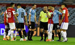 Relator insulta fuertemente al arbitro en el partido chile vs uruguay 2015. Penal De Coates O Acierto De Aquino Esto Dice El Reglamento Sobre La Polemica En Uruguay Chile Ovacion 09 10 2020 El Pais Uruguay