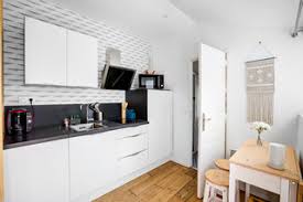 .blanche design en 75 idées la salle de bains blanche attire par sa simplicité sa pureté et son élégance éternelle si vous envisagez de décorer votre salle d eau toute en blanc vous devez savoir que les options pour le décor blanc sont vraiment infinies salle de bain blanche et beige photos et. Cuisine Blanche Photos Et Idees Deco De Cuisines Fevrier 2021 Houzz Fr