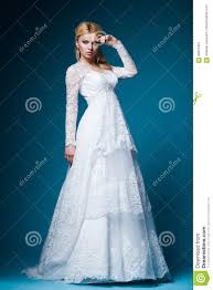Brautkleid spitze hochzeitskleid spitze ballkleid diy hochzeit ideen für die hochzeit brautkleider mit ärmel brautkleid prinzessin. Schone Braut Im Hochzeitskleid Auf Blau Stockbild Bild Von Luxus Eleganz 69910431