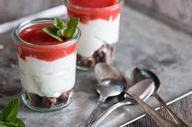 Um das richtige dessert rezept zu finden, sollte die nachspeise mit den restlichen menüteilen abgestimmt. Himbeer Mascarponecreme Im Glas Schnelles Und Einfaches Dessert