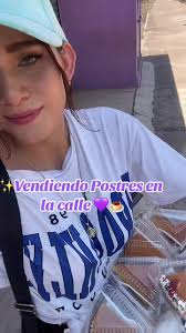 La Señora Que Vende Pasteles En Una Vitrina En La Calle