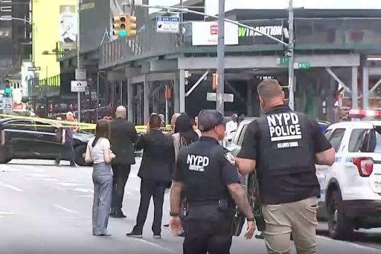 A woman who stabbed two strangers near Times Square was shot by NYPD cops  Monday after refusing to drop the two knives she was swinging 🔗 Read more  at the link in