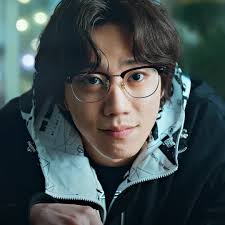 Lee Jun Young Shines in Geum Seongje Glasses