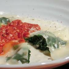 Recette De Raviolis Farcis Aux Epinards Et Aux œufs Durs Accompagnes D Une Sauce Bechamel Et D Une Sauce Tomate Mai En 2020 Plat Vegetarien Recette De Raviolis Epinard