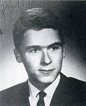 Ted bundy was a notorious serial killer who operated in america and killed over 30 people before being executed in 1989. Ted Bundy Wikipedia
