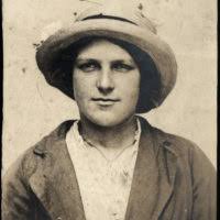 Kopparberg 1 mars 1967En lärarinna står vid en kateder och undervisar  grundskoleelever vid en skola i Kopparberg. Hon är klädd i en vit blus och  svart veckad kjol.