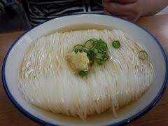 富山県民が大好きな大岩のそうめんって知ってる ドライブイン金龍っていう道の駅みたいな所で食べられるんだけど山の中にあるのにいつも行列 普通はそうめんっていえばつゆにつけて食べるのを想像するけどここのはぶっかけ 丼物もあるけどそうめん率が高いくらい
