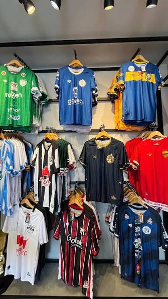 Mostre seu apoio com estilo! Nossas camisetas de time são mais do que  apenas roupas, são declarações de paixão e lealdade. Vista as cores do seu  time com orgulho e celebre cada vitória com nossa ...