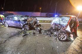 Das sagte intendant viktor schoner am montagabend. Zusammenstoss Auf B10 In Stuttgart Geisterfahrer Nach Unfall In Lebensgefahr Stuttgart Stuttgarter Zeitung