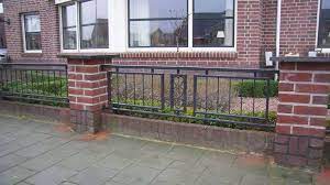 hekwerk op gemetselde muur cronquels design hekwerken hekwerk voortuin tuinontwerp