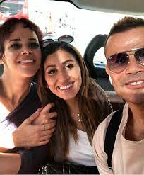 ولكن فرحة ما تمت فقد ردت ابنته الكبرى نور بصورة تؤكد ما يتردد عن وجود علاقة قوية تجمع والدها بالفنانة الشابة دينا الشربيني. Ø¨Ø§Ù„ØµÙˆØ± Ù†ÙˆØ± Ø¹Ù…Ø±Ùˆ Ø¯ÙŠØ§Ø¨ ØªØ±Ø¯ Ø¹Ù„Ù‰ Ø´Ù‚ÙŠÙ‚ØªÙ‡Ø§ Ø¬Ù†Ø§ Ø¨ØµÙˆØ±Ø© ØµØ§Ø¯Ù…Ø© ÙÙ…Ø§ Ø¹Ù„Ø§Ù‚Ø© Ø¯ÙŠÙ†Ø§ Ø§Ù„Ø´Ø±Ø¨ÙŠÙ†ÙŠ Ù…Ø¬Ù„Ø© Ø³ÙŠØ¯ØªÙŠ