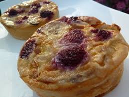Quelques Bananes A Terminer Qui Commencent A Faire La Tete Une Boite De Lait Gloria Et Pour Le Reste C Est Deja Clafoutis Banane Framboise Crumble Framboises