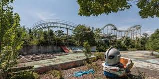 Reminiscencias de la exótica atmósfera de una ciudad española y lleno del encanto español, el parque temático villa española de shima ofrece atracciones, espectáculos, restaurantes y tiendas de regalos para todas las edades. El Parque Tematico Abandonado Que Atrae Como Un Escenario Apocaliptico