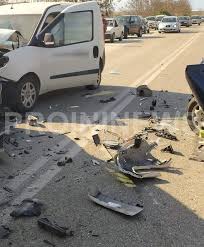 Το γλέντι του γάμου στην καβάλα βάφτηκε με αίμα κι ο δρόμος γέμισε συντρίμμια και νεκρούς. 8anathforo Troxaio Sthn Kabala Karampola Me 4 Aytokinhta Fwto Typosthes