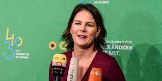 Annalena charlotte alma baerbock ( hannover, 15 de desembre de 1980) és una política alemanya, presidenta des de 2018 del partit ecologista i progressista aliança 90/els verds, conjuntament amb robert habeck. Annalena Baerbock Beim Taz Lab 2020 Pradikat Kanzlerinnentauglich Taz De