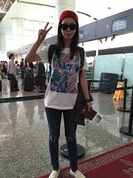 Song ji hyo's fashion during opening is always cute and then she changes into sporty ensembles later in the episode. Gapiplus On Twitter Song Ji Hyo In Debrand Kenji Wu S Fashion Brand She Is Departing To Cambodia For Movie 708090 Cr Debrand Fb Http T Co Kxtun1wfc6