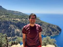 Ahbap çavuş kapitalizmi, yandaş kapitalizmi ya da eş dost kapitalizmi, bir iktisadi teşebbüsün başarısının iş adamlarıyla hükûmet arasındaki yakın ilişkilere bağlı olduğu, iş adamlarının işlerini, siyasal iktidar ve bürokratlarla olan ilişkilerine dayanarak yürüttüğü sistemi anlatan terimdir.1997 doğu asya mali krizi'nin sebepleri arasında gösterilir. Sermaye Kesimlerinin Dalga Gecilecek Derecede Zayifladiklarini Gorduk Aybars Yanik Birikim Yayinlari