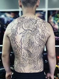 Sau sống lưng là hình xăm tên của chính cô. XÄƒm Hinh Nghá»‡ Thuáº­t Má»¹ Ä'inh Posts Facebook