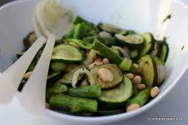 Home wochenplan rezepte tasks links. Salat Mit Gerostetem Grunen Spargel Zucchini Weissen Bohnen Und Basilikum Dressing Schoner Tag Noch