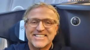 Zanger Claude vlak voor Songfestival op slinkse wijze gekleineerd door  Gordon: "Zou genieten als ik jou was"