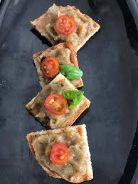 Sciacquate le melanzane, privatele del picciolo e tagliatele a metà per il lato lungo. Crostini Con Mousse Di Melanzane E Pomodorini Belin Che Buono