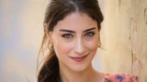 الصورة الأولى لـ هازال كايا مع مولودها شاهدوا جمالهما Tv Series To Watch Sony Pictures The Crown Series