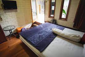 Kyotoku floating market and rumah mode factory outlet are worth checking out if shopping is on the agenda, while those wishing to experience the area's popular attractions can visit trans studio bandung. Bantal Guling Villa Lembang Pergidulu Com