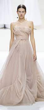 Gli abiti da sera per capodanno 2019 sono la base di un look vincente e dior presenta la sua prima collezione di haute couture. Christian Dior Fall Winter 2018 2019 Couture Beautiful Gowns Fashion Fashion Accesories