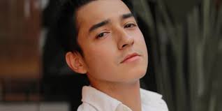 Initially, this model who was born on november 12, 1994 began to be known to the public when she married miller khan's younger brother, aliff alli khan. Ungkapan Bahagia Aliff Alli Ketemu Anak Setelah 2 Tahun Bawakan Tas Dan Mainan Merdeka Com