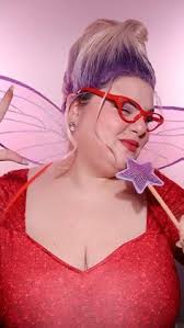 I tried to catch her vibe.. did it work? Wig styling by: #shrek  #fairygodmothershrek #fairygodmother #costume #halloween #halloweencostume  #halloweenlook #actor