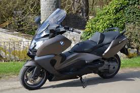 El bmw c 650 gt es uno de los scooter gt más completos, dotado de importantes elementos de seguridad activa, como el control de estabilidad asc de bmw, cuya ayuda en la aceleración resulta muy eficaz, especialmente en superficies resbaladizas o poco uniformes. Bmw C 650 Gt Version 2 0 Le Maxi Scooter De Reference