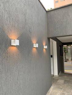 Detalhe de parede interna com textura ranhurada em grafiato mineral cinza urbano