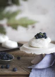 Nids De Meringue D Aquafaba Sans Oeufs Bleuets Du Quebec Alimentation Aquafaba Meringue