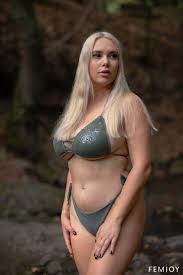 Sense the passion in Lisa Raye's bikini gallery - irresistible