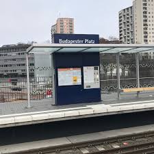 Das normalspurige stadtbahnnetz entstand durch den ausbau der meterspurigen straßenbahn, die ab 1966 bereits teilweise im tunnel verkehrte. Photos At U Budapester Platz Mitte 0 Tips