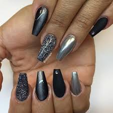 Black And Grey Nails Metallic Grey Funkar Ocksa Som Halo Lillynails Black Nails With Glitter Perfect Nails Black Nail Designs