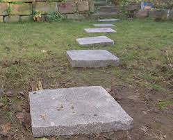 Befestigte wege im garten erweisen sich vor allem in der nasskalten jahreshälfte als vorteilhafte, indem sie die rasenfläche vor schäden durch. Trittplatten Verlegen Schritt Fur Schritt Anleitung Mein Schoner Garten