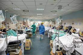 Italy has reported almost 34,000 coronavirus deaths, with some 235,000 confirmed cases. Corona Intensivstation In Bergamo Ich Habe Das Gefuhl Selbst Zu Ersticken Der Spiegel