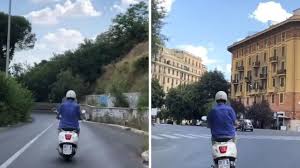Nel primo moretti vaga per una roma deserta, parlando di se e mostrando angoli, strade, ma soprattutto quartieri e palazzi sconosciuti (ai più). Nanni Moretti Come In Caro Diario In Giro In Vespa Per Roma Video