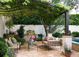 Weinreben Pergola Und Passende Kletterpflanzen Fur Ihren Gartenbereich In 2020 Rustikale Pergola Terassenideen Pergola Schatten