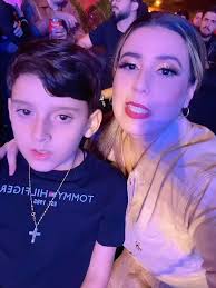 Mais um dia memorável. Ele jamais vai esquecer, em cima do palco com o  ídolo que ele tanto é fã. E você merecendo, mamãe vai continuar realizando  seus sonhos, até que você possa fazê-los por si ...