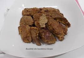 In sosul format se adauga bucatile de ficat, usturoi si se fierb circa 30 de minute. Tocanita Rapida Cu Ficat De Porc Si Ceapa BunÄtÄÈi Din BucÄtÄria GicuÈei