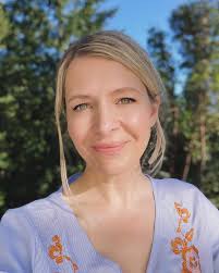 Hi, my name is Kyra Evans. I'm an author, speaker, and certified  mindfulness instructor. ⠀⠀⠀⠀⠀⠀⠀⠀⠀ I write primarily about topics like:  ⠀⠀⠀⠀⠀⠀⠀⠀⠀ 🌼 People pleasing 🌼 Codependency 🌼 Finding your voice 🌼