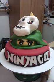 Lego Ninjago Gateau Chocolat Moelleux Creme Au Beurre Decoration En Fondant Nuckal Personnage Sur Le Dessus Guimauveries Rice Krispies Food Cake Desserts