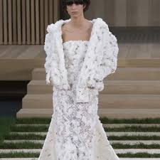 Die schönsten brautkleider für 2018. Karl Lagerfeld Seine Beruhmtesten Brautkleid Entwurfe Fur Chanel