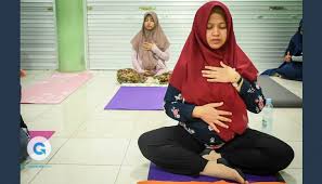 Prenatal yoga termasuk salah satu olahraga ringan yang bisa dilakukan oleh ibu hamil. Foto Senam Yoga Ibu Hamil Bantu Sang Bunda Persiapkan Kelahiran Bayi Gosulsel