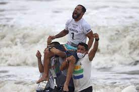 A primeira medalha de ouro do brasil nos jogos olímpicos não emocionou apenas os brasileiros, mas como o repórter da globo, que estava cobrindo ao vivo a última etapa do surf em tóquio. Zxgor0ha4scmm